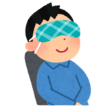 椅子にもたれかかり眠る画像